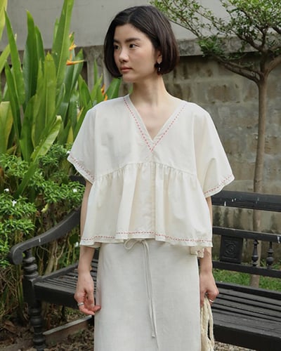 V領浪漫刺繡小衫1
