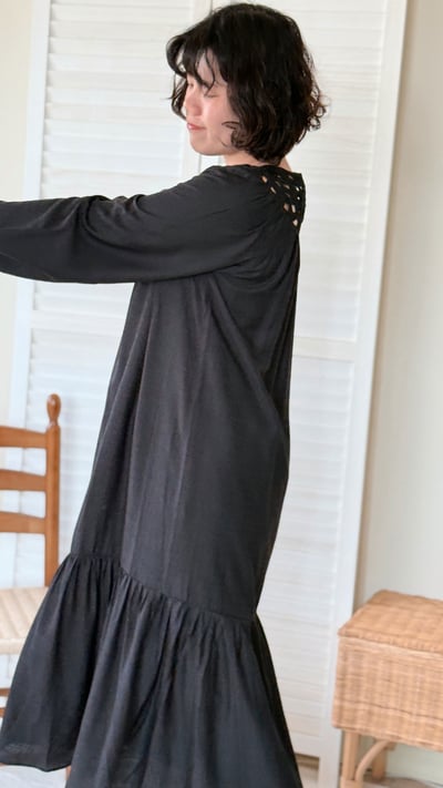 極致棉麻花朵洋裝-黑5