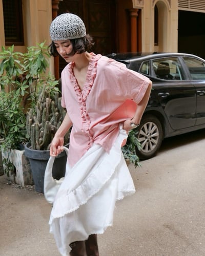 荷邊褶飾V領上衣5