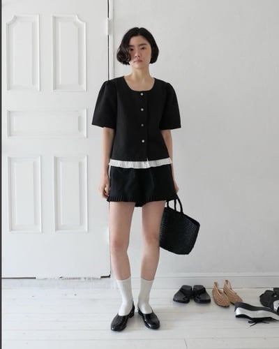 直紋緹花苞袖釦衫-黑4