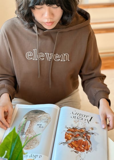 字母寬帽大學T12