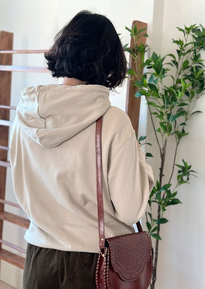 字母寬帽大學T7