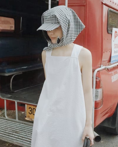 方領剪裁設計洋裝-杏3