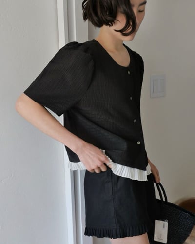 直紋緹花苞袖釦衫-黑3