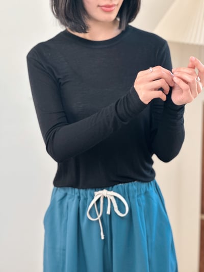 韓國天絲羊毛圓領上衣-黑1