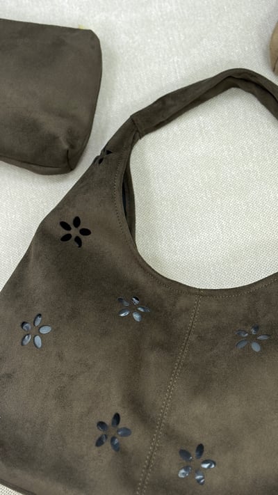 鏤空花朵肩背包-深咖3