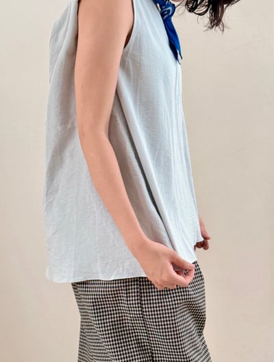 紐結美背長版上衣-灰藍9