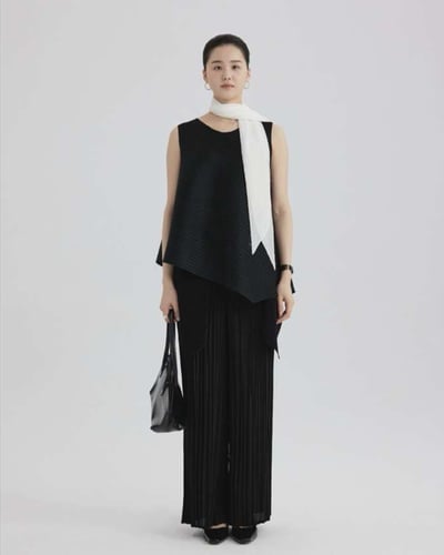 不對稱壓褶無袖上衣-黑2