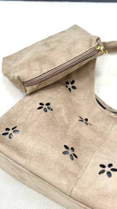 鏤空花朵肩背包-杏3