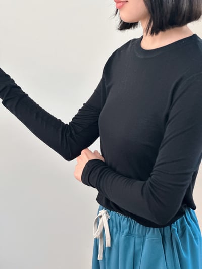 韓國天絲羊毛圓領上衣-黑4