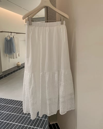 布蕾絲鬆緊A字裙-白1