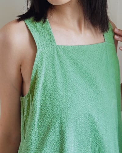 方領剪裁設計洋裝-綠7