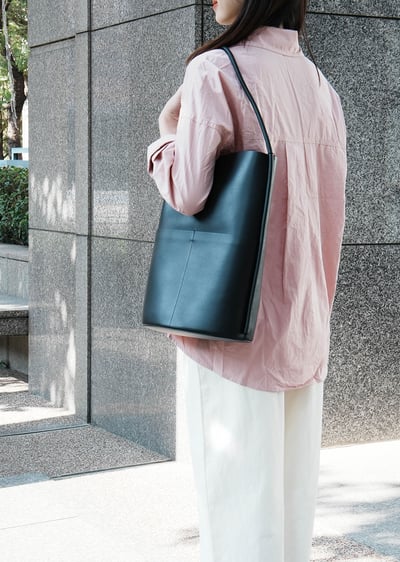 極簡大容量肩背包(真皮)4