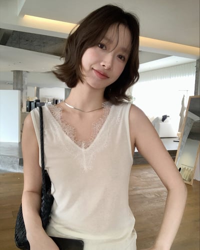 簡約V領蕾絲背心-杏3