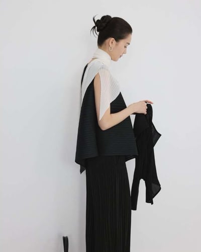 不對稱壓褶無袖上衣-黑1