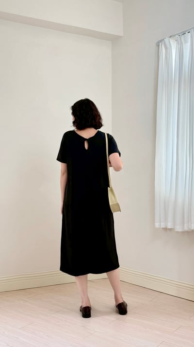 漫步純色後扭結洋裝10