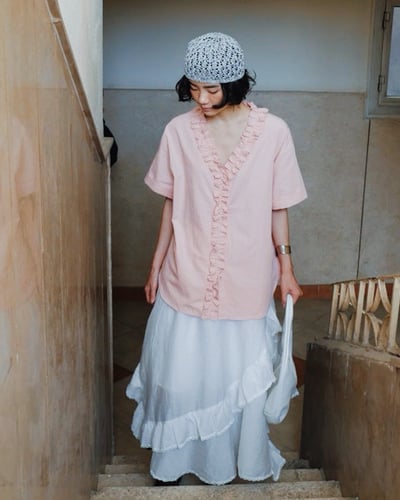 荷邊褶飾V領上衣1