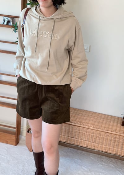 字母寬帽大學T1