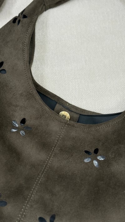 鏤空花朵肩背包-深咖4