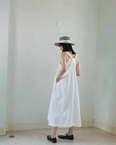 方領剪裁設計洋裝-杏6