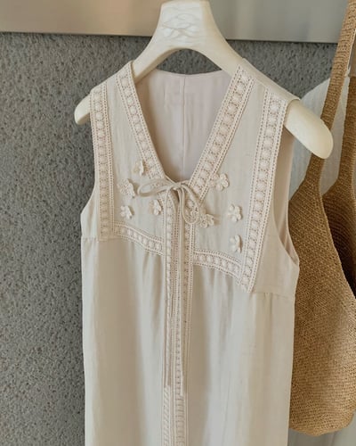 V領蕾絲拼接洋裝5