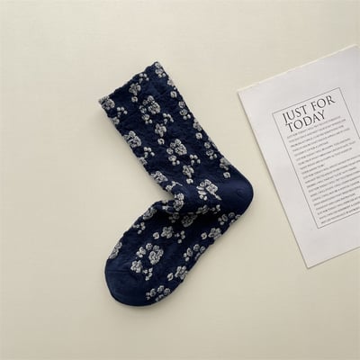 日系亮絲浮雕花朵中筒襪 396