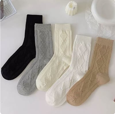 立體浮雕菱格中筒襪 161