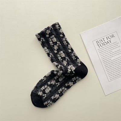 日系亮絲浮雕花朵中筒襪 395