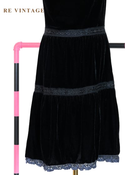 慵懶美女神黑絨細肩帶洋裝13