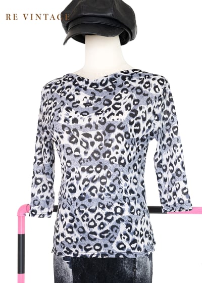 灰黑色小豹紋垂墜領上衣10