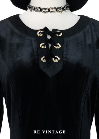 宮廷中優雅叛逆黑絨蕾絲洋裝5