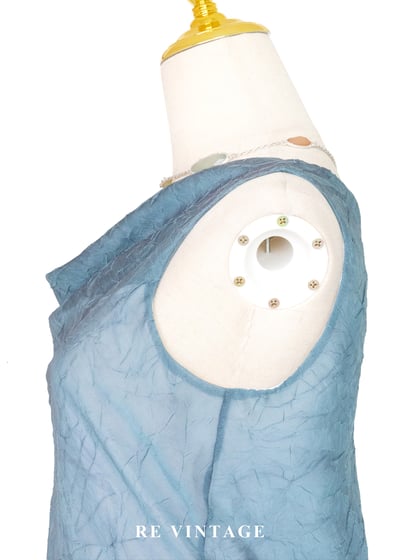 柔和慵懶天空藍垂墜領背心7