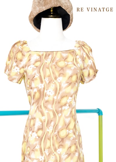 流動黃線條小白花超可愛長洋裝2