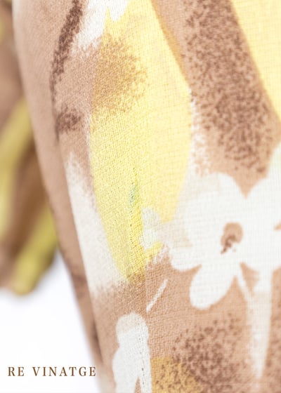 流動黃線條小白花超可愛長洋裝15