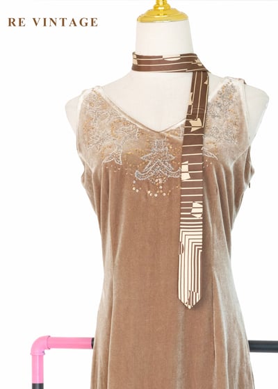 閃爍焦糖絲光珠珠刺繡絨布洋裝3