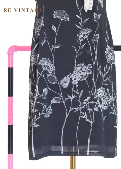 浪漫的白色野花深灰短洋裝4