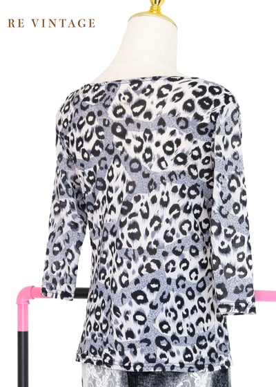 灰黑色小豹紋垂墜領上衣6