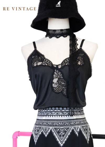 黑系花朵簍空細肩帶小背心1