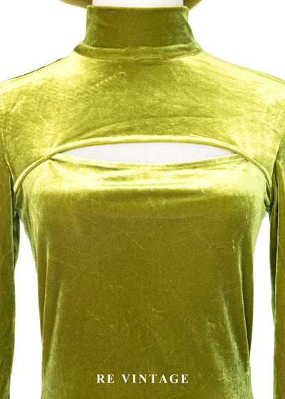 高領胸前簍空黃綠色絨布上衣3