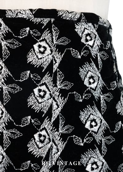 白刺繡圖騰黑系短褲（24-31"）5