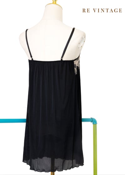 奶白花邊夢幻黑系細肩帶內搭洋裝8