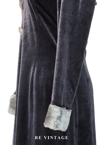 深冬劇場深灰光澤絨布長洋裝11