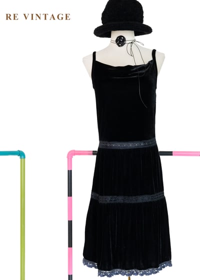 慵懶美女神黑絨細肩帶洋裝1