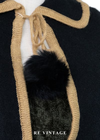 圖騰滾邊霧藍小毛球短版斗篷7