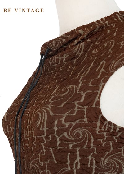 棕紅色漩渦圖騰抽繩領洋裝10