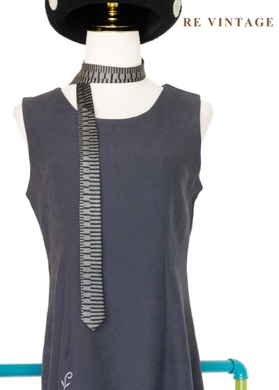 質感單品 - 詩意刺繡花卉深灰色秋冬洋裝3