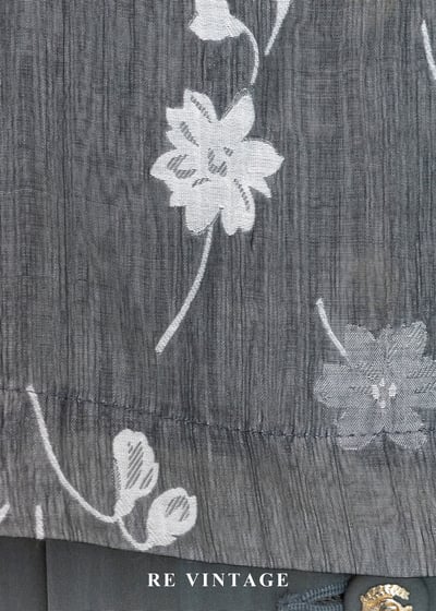 霧氣裡的白描詩篇 - 微高領壓紋花卉上衣7