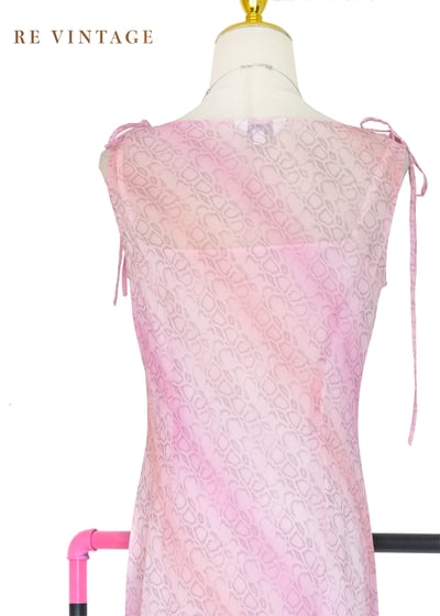 粉紅蛇紋綻放柔和垂墜領洋裝13