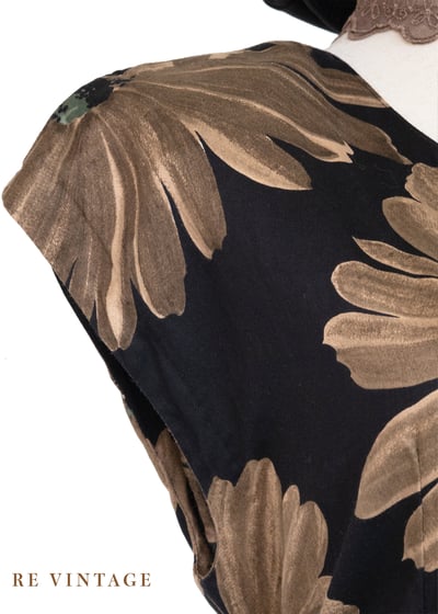 褐色大花黑底復古洋裝6