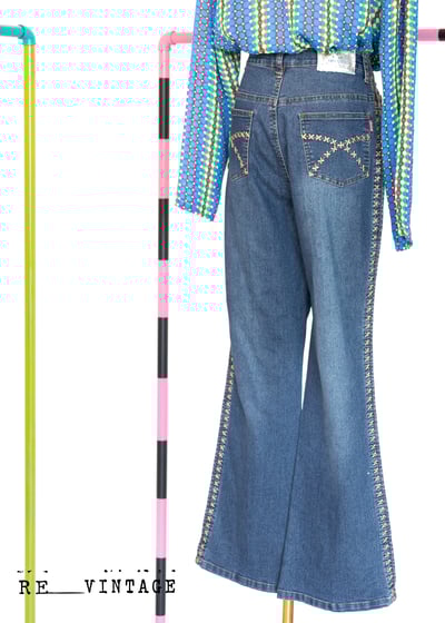 雙色小花刺繡微喇叭牛仔褲9